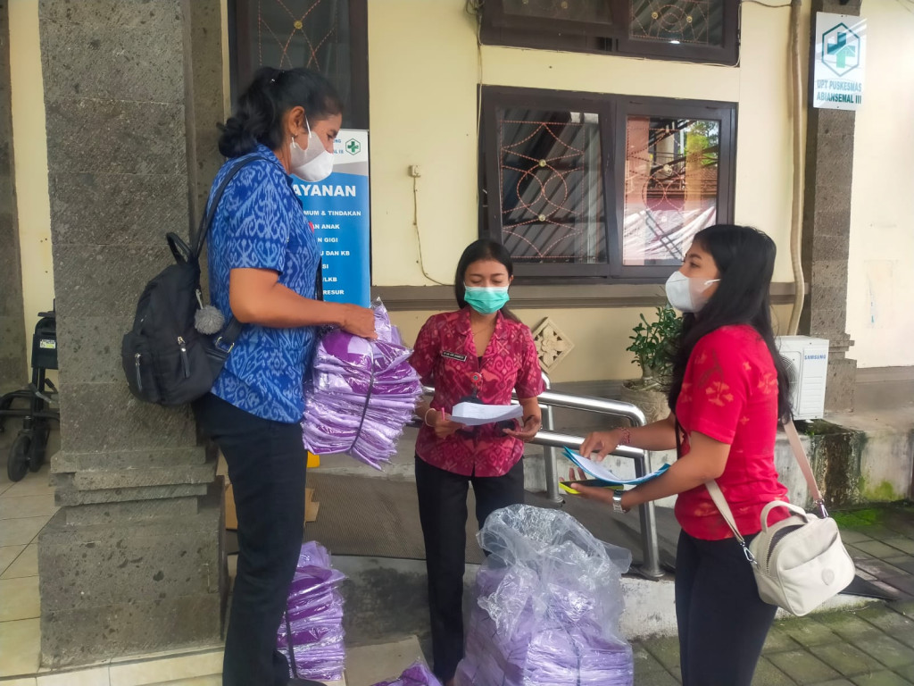 PEMBERIAN BAJU KADER